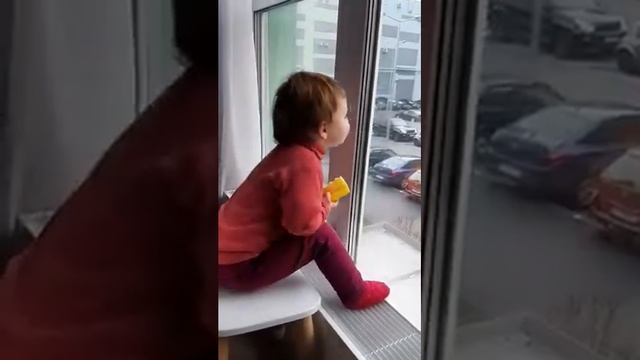 Богдана моет окна. Помощница ) Помогает Маме как умеет.Искренние эмоции ребенка на ютуб смотреть онлайн