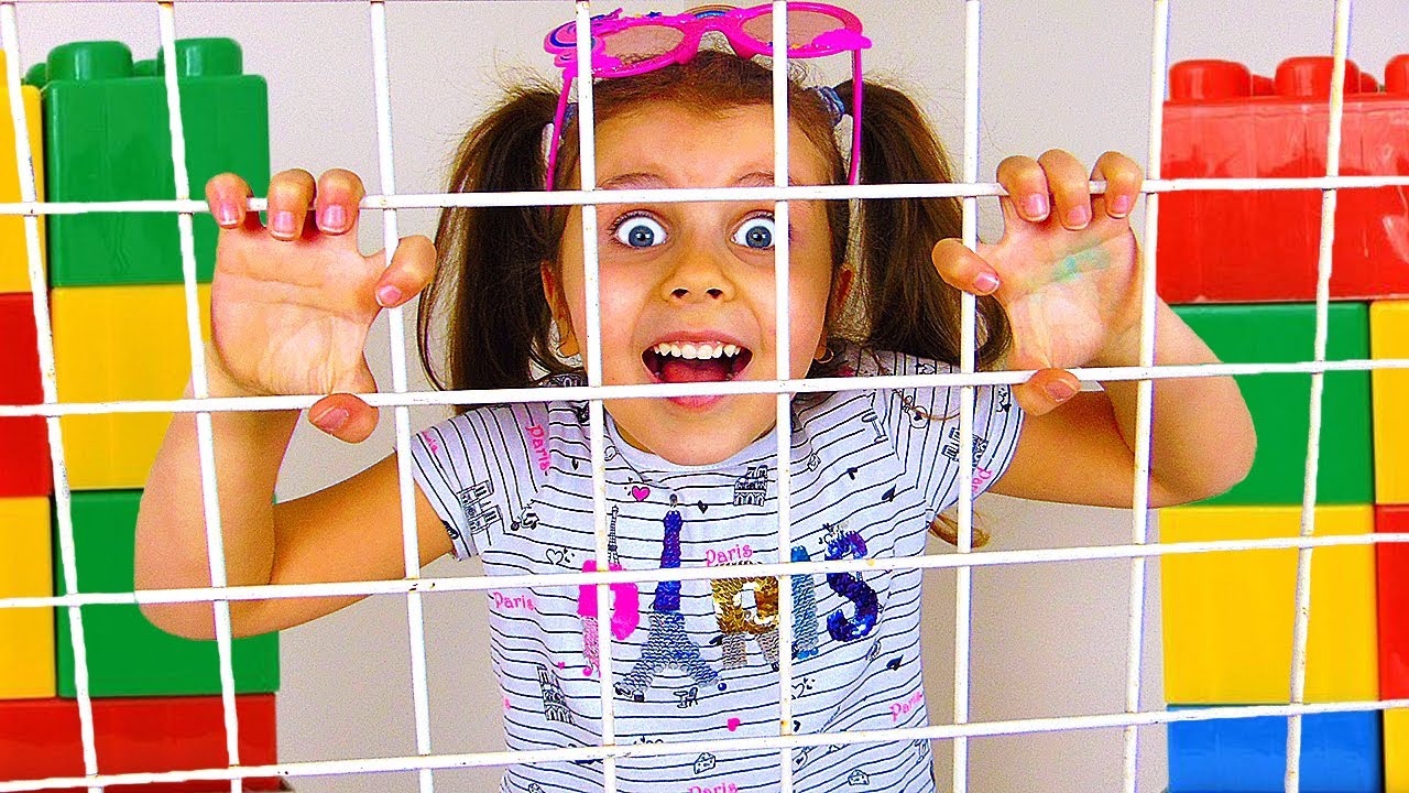 Милана и папа устроили весёлые игры смотреть онлайн