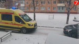 Упрямый водитель скорой помощи не уступал дорогу деловой девушке.