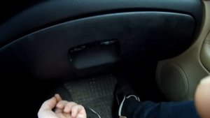 Быстрый ремонт бардачка на VW Passat B5, B5+.