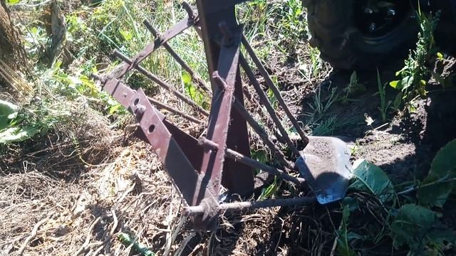 Копка картофеля мотоблоком с веерной картофелекопалкой | How Russians dig potatoes. смотреть онлайн