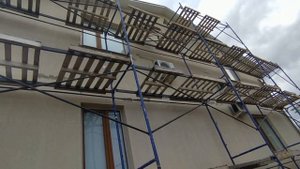 Покраска фасад дома по короеду