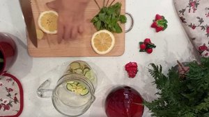 Вода Сасси - приятный лимонный напиток с имбирём, мятой и огурцом.
