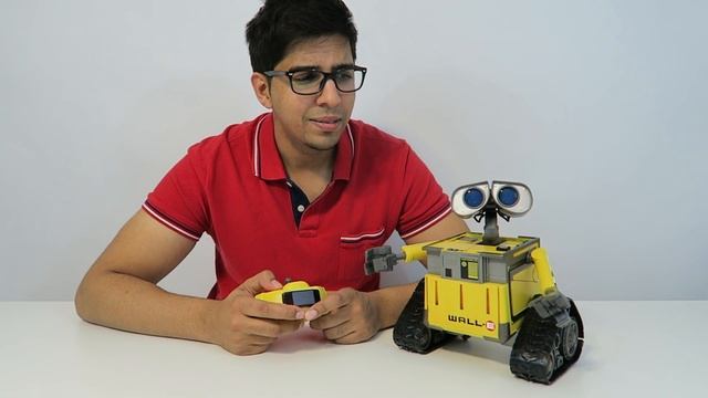 Let's Play - Disney Pixar's Wall-E U-Command Remote Control Robot like Cozmo! смотреть онлайн