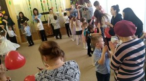 Танец с мамами на 8 Марта 2023 год