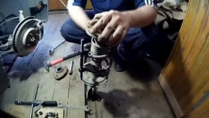 Снятие пружины стойки амортизатора.