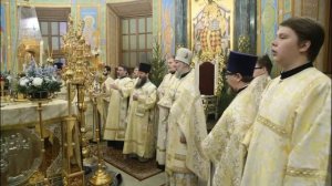 "Дева днесь Пресущественнаго раждает, и земля вертеп Неприступному приносит..."