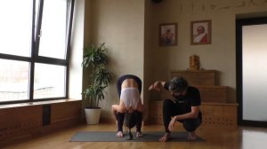 Уттанасана. Как выполнить наклон в йоге безопасно. Видео разбор