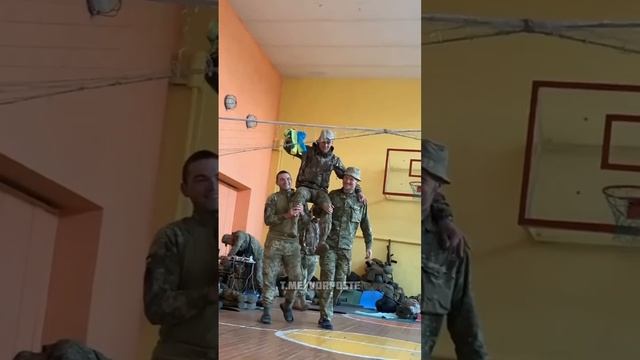 Украинские военные как всегда прячутся в школах.