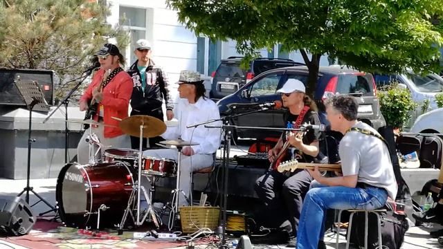 "Хмурится не надо, Лада". Уличные музыканты. смотреть онлайн