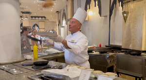 Весёлый повар готовит омлет. Отель Sentido Mаmlouk Palace Resort 5*. Хургада, Египет.