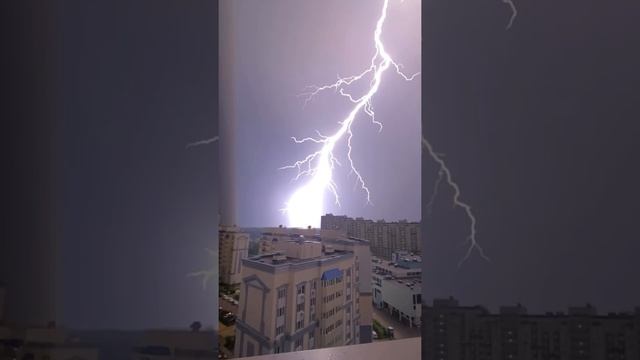 Thunderstorm and lightning. Молнии во время грозы. Сильная гроза