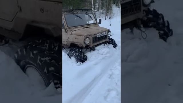 Отечественный внедорожник ЛуАЗ-969 в глубоком снегу