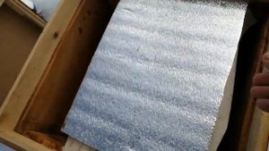 Зима контроль влажности и кормов в ульях у пчёл.