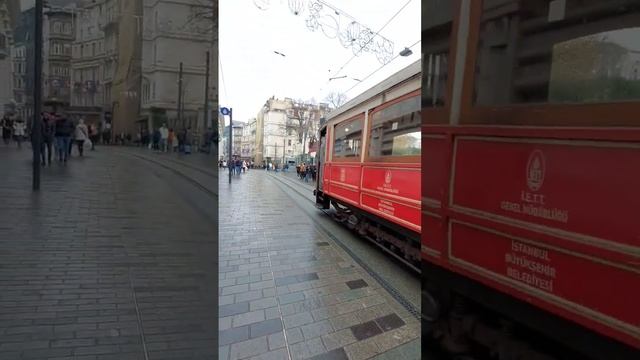 Красный ретро-трамвай в Стамбуле мыздесьбыли турция стамбул