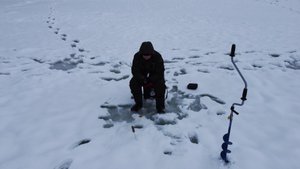 В поиске рыбы в глухозимье. Рыбалка в феврале на безмотылку
