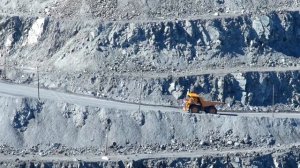 Карьерный Самосвал 130 тонн  БелАЗ-7513 погрузка, выгрузка