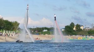 Флайбордисты устроили романтичное шоу. Успейте увидеть момент, когда он дарит ей цветы ?