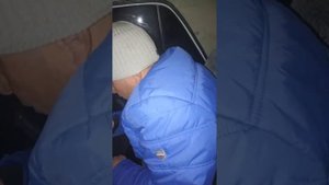 Первый раз курит одноразку