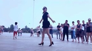 Для хорошего настроения. Шафл на каблуках 🔥 танцует красавица Цинцин Qingqing