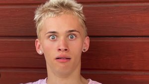 Зачем Даня Милохин прилетел в Россию: беглый блогер снизил гонорар и надеется на съемки и другую ден