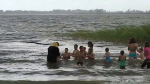 Крещение детей в озере в детском лагере Лесная Поляна Карасукского района