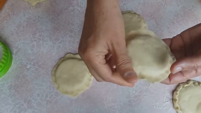 Простая и вкусная закуска - «Колбаса в заварном тесте»! смотреть онлайн