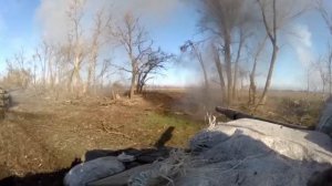 Пара российских экипажей танков разносят хохляцкий опорник в упор.