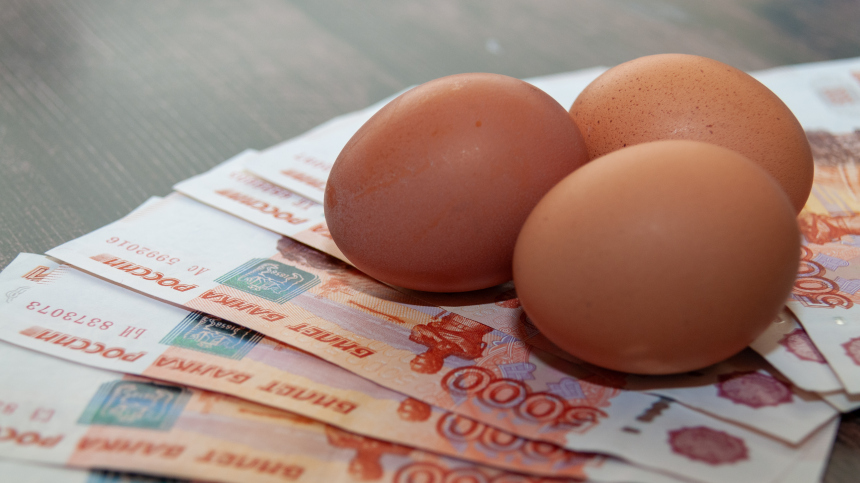 Цены всмятку: почему в России рекордно подорожали куриные яйца