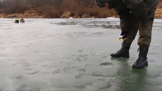 Зимняя рыбалка на Днепре в Смоленской области. Уклейка - Видео Рыбалка смотреть онлайн