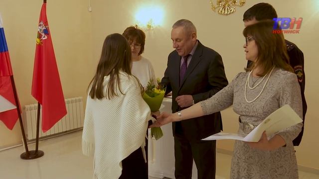 В торжественной обстановке вручили паспорта