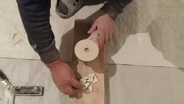 Подгонка мелких плиток мозаики, подрезка, шлифовка перед приклейкой смотреть онлайн