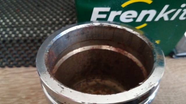 МАЗДА ТРИБЬЮТ,ТОРМОЗНОЙ ПОРШЕНЬ ..mp4 смотреть онлайн