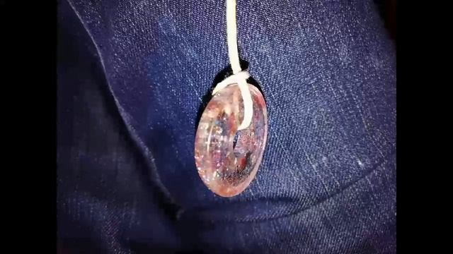 Кулон сделан из эпоксидной смолы с добавлением блесков. смотреть онлайн