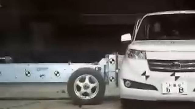 自動車アセスメント：トヨタｂB：側面衝突試験
