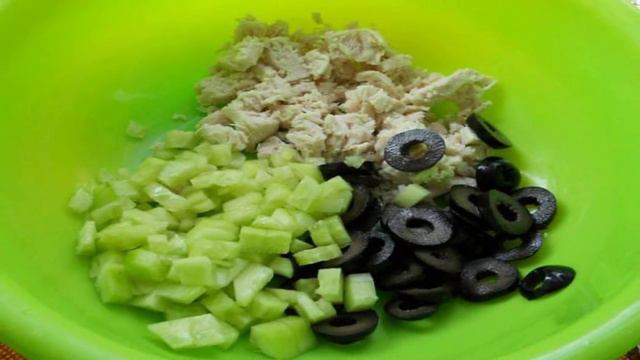 Салат из сырых шампиньонов с маслинами и курицей