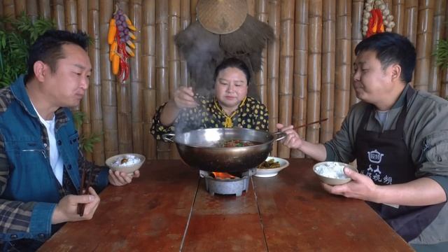 5斤牛肉，二弟做“牛肉丸子火鍋”，麻辣鮮香，湯汁拌飯吃過癮｜Mukbang【鐵鍋視頻】