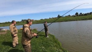 Поклевка карпа на фидер. Рыбалка карповая. Carp fishing
