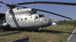 Стюардесса открывает дверь Ту 104, кабина пилота. Музей истории гражданской авиации в Ульяновске.