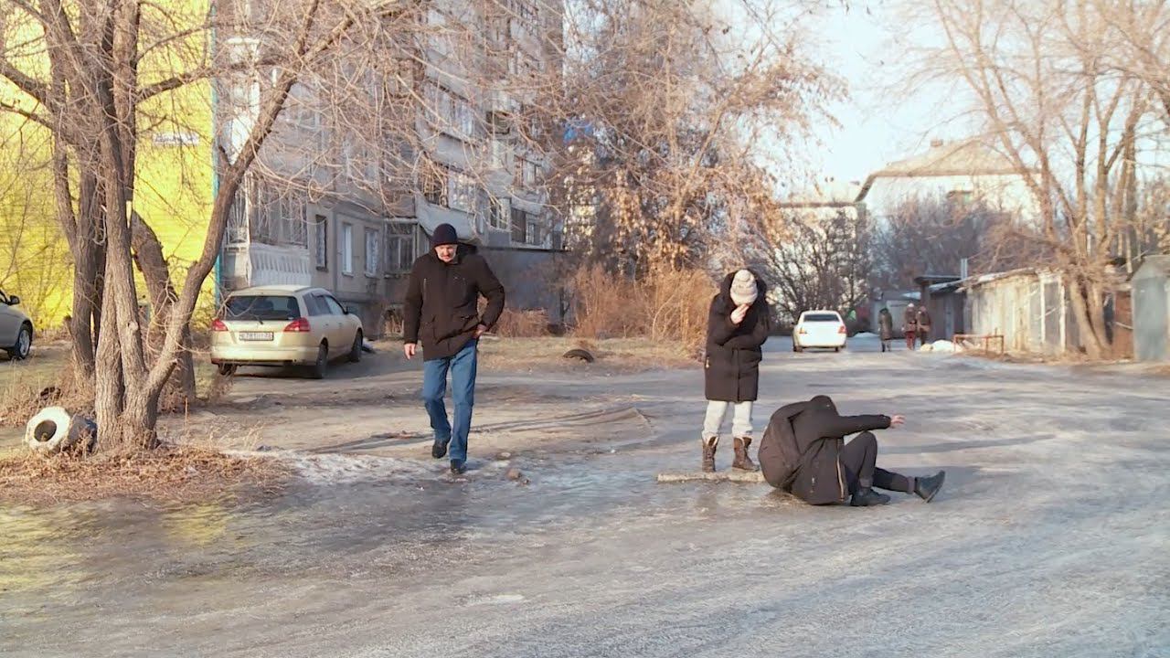 Прогноз бийск сегодня. Жертвы гололёда в травмпунктах. Гололёд в Барнауле. Бийск люди.