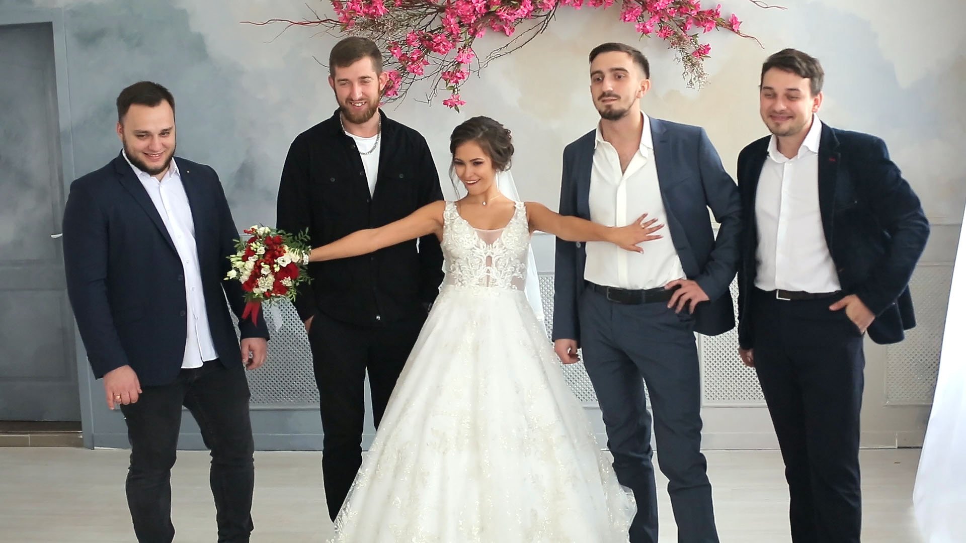 Свадебная фотосессия с друзьями в студии смотреть онлайн