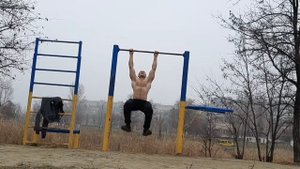 утренняя тренеровка (гири и турник) с  утяжелением и прогулкой на спорт площадку .