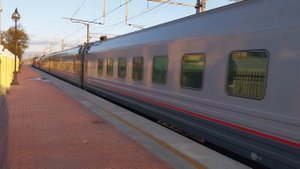 ЭП2К 032 с фирменным поездом прибывает на станцию Волховстрой.