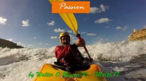 Kayak eando en Malta .( kayak surf onda olas )