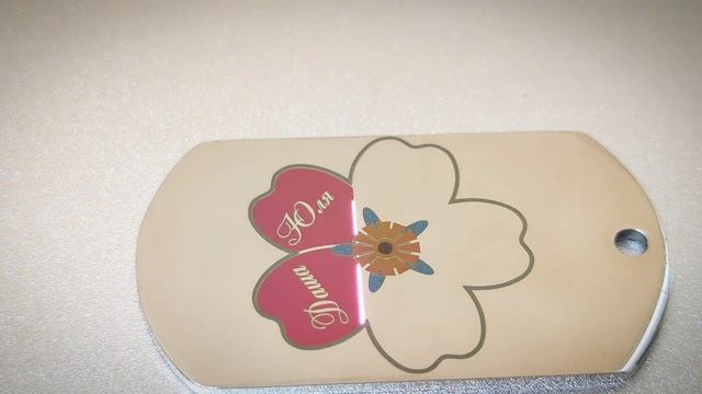 Цветная лазерная гравировка на жетоне из нержавеющей стали. смотреть онлайн