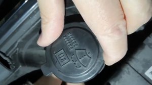 Land Cruiser 200. Бачок для омывателя стекол. Вылетает заглушка. Часть 1. Крепим чем можем.