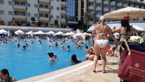 Танцы возле бассейна. Saphir Hotel Отель Сапфир