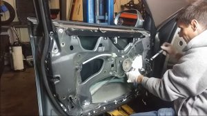 Audi a6 2010 Audi A6 C6 2010 как снять ручку c двери ,стекло подьемник,зеркало.Removal door glasses