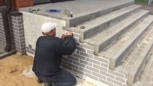 Цоколь дома, входные лестницы отделка