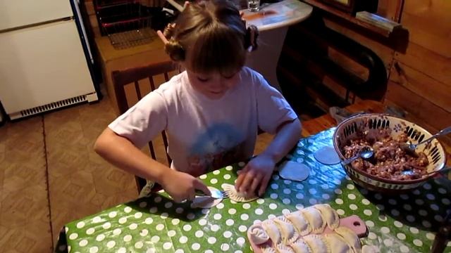 Дочь делает пельмени! смотреть онлайн